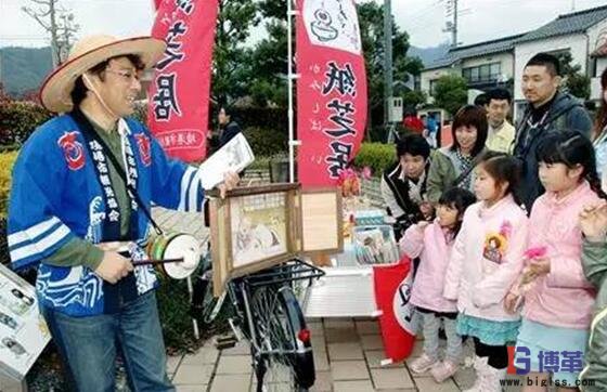 纸芝居板现场演示给孩子们看 纸芝居板现场演示