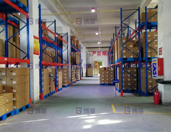 有序的仓库管理及标识，发货和收货通过仓库集中配送。