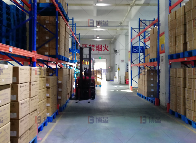 有序的仓库管理及标识，发货和收货通过仓库集中配送。
